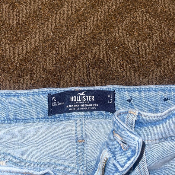 Light Wash Distressed Mom Jeans - Hollister Size 1 - Picture 2 of 2